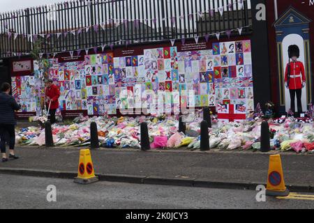 Ehrungen, die an ihre verstorbene Majestät Königin Elizabeth II. In der Crimea Street an der Shankill Road, Belfast, gezahlt wurden Stockfoto