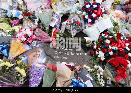 Ehrungen, die an ihre verstorbene Majestät Königin Elizabeth II. In der Crimea Street an der Shankill Road, Belfast, gezahlt wurden Stockfoto