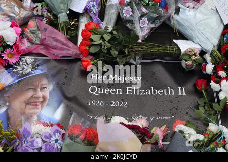 Ehrungen, die an ihre verstorbene Majestät Königin Elizabeth II. In der Crimea Street an der Shankill Road, Belfast, gezahlt wurden Stockfoto