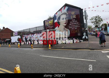 Ehrungen, die an ihre verstorbene Majestät Königin Elizabeth II. In der Crimea Street an der Shankill Road, Belfast, gezahlt wurden Stockfoto