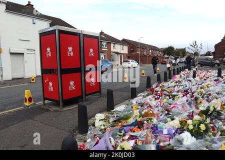 Ehrungen, die an ihre verstorbene Majestät Königin Elizabeth II. In der Crimea Street an der Shankill Road, Belfast, gezahlt wurden Stockfoto