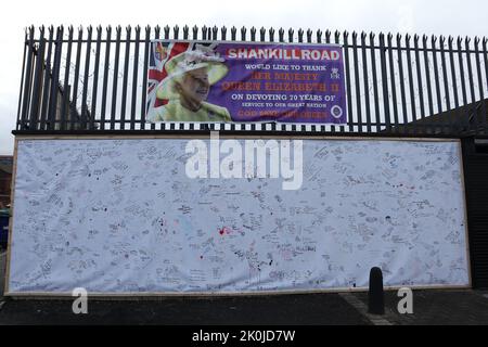 Ehrungen, die an ihre verstorbene Majestät Königin Elizabeth II. In der Crimea Street an der Shankill Road in Belfast gezahlt wurden. Stockfoto