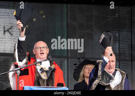 Victoria Plaza, Southend on Sea, Essex, Großbritannien. 12. September 2022. Ratsmitglied Kevin Robinson, der Bürgermeister der Stadt Southend on Sea, verlas der Beobachteröffentlichkeit die Proklamation über den Beitritt von König Karl III. Im ganzen Land werden Proklamationen gelesen, um die Nachrichten in dieser jahrhundertealten Tradition für den neuen Monarchen zu verkünden. Für die drei Jubel für den König wurden Hüte erhoben Stockfoto