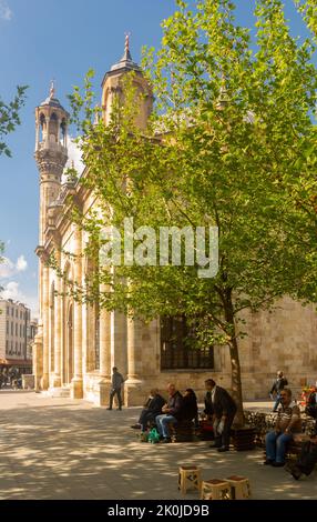 Zentrale Straße von Konya mit Azizie mittelalterliche osmanische Moschee, Türkei Stockfoto