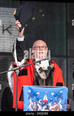 Victoria Plaza, Southend on Sea, Essex, Großbritannien. 12. September 2022. Ratsmitglied Kevin Robinson, der Bürgermeister der Stadt Southend on Sea, verlas der Beobachteröffentlichkeit die Proklamation über den Beitritt von König Karl III. Im ganzen Land werden Proklamationen gelesen, um die Nachrichten in dieser jahrhundertealten Tradition für den neuen Monarchen zu verkünden. Für die drei Jubel für den König wurden Hüte erhoben Stockfoto