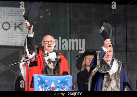 Victoria Plaza, Southend on Sea, Essex, Großbritannien. 12. September 2022. Ratsmitglied Kevin Robinson, der Bürgermeister der Stadt Southend on Sea, verlas der Beobachteröffentlichkeit die Proklamation über den Beitritt von König Karl III. Im ganzen Land werden Proklamationen gelesen, um die Nachrichten in dieser jahrhundertealten Tradition für den neuen Monarchen zu verkünden. Für die drei Jubel für den König wurden Hüte erhoben Stockfoto