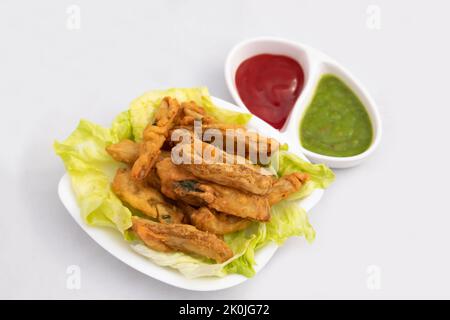 Indian Street Food Crispy Fried Potato Wedges werden auch als Aloo Bhajji, Alu Bajji, Aaloo Pakoda oder Pakora aus Bengalen Gram-Mehl Besan bezeichnet Stockfoto