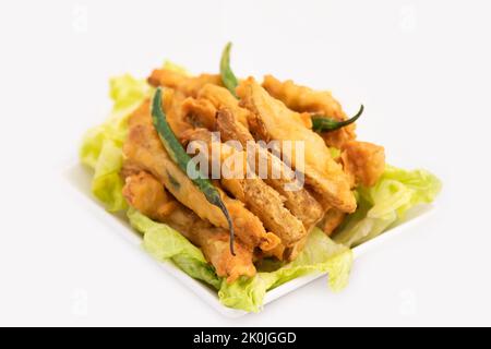 Indian Street Food Crispy Fried Potato Wedges werden auch als Aloo Bhajji, Alu Bajji, Aaloo Pakoda oder Pakora aus Bengalen Gram-Mehl Besan bezeichnet Stockfoto