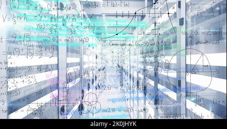 Bild von mathematischen Gleichungen und Datenverarbeitung über Computerserver Stockfoto