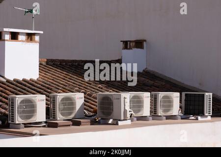 Mitsubishi Electric Klimaanlagen auf dem Dach eines Hauses. Provinz Malaga, Spanien Stockfoto