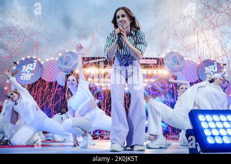 Thun, Schweiz. 10., September 2022. Die Schweizer Sängerin und Songwriterin Ladina spielt während der Energy Air 2022 in der Stockhorn Arena in Thun ein Live-Konzert. (Foto: Tilman Jentzsch). Stockfoto