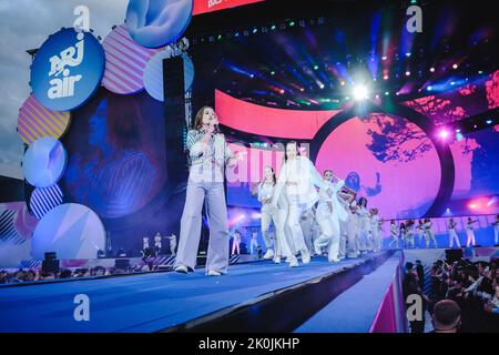 Thun, Schweiz. 10., September 2022. Die Schweizer Sängerin und Songwriterin Ladina spielt während der Energy Air 2022 in der Stockhorn Arena in Thun ein Live-Konzert. (Foto: Tilman Jentzsch). Stockfoto