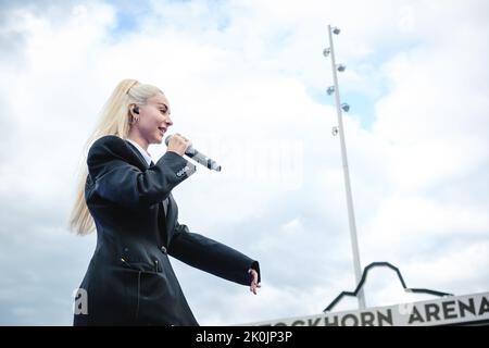 Thun, Schweiz. 10., September 2022. Die Schweizer Sängerin und Songwriterin Ilira spielt während der Energy Air 2022 in der Stockhorn Arena in Thun ein Live-Konzert. (Foto: Tilman Jentzsch). Stockfoto