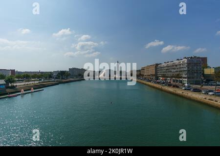 Le Havre, Frankreich - 8. August 2021: Zentrum der Stadt mit Wasser Bassin du Commerce mit Blick von der Brücke Stockfoto