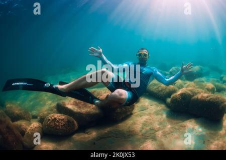 07. August 2021. Varna, Bulgarien. Männer Freitaucher im Meer. Freitauchend unter Wasser in transparentem Meer mit Sonnenstrahlen Stockfoto