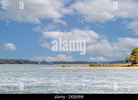 Zwei Motoir-Yachten vor der Küste von Shelter Island, NY Stockfoto