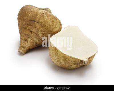 Jicama ist eine knusprige, leicht süße, mexikanische essbare Knollenwurzel. Stockfoto