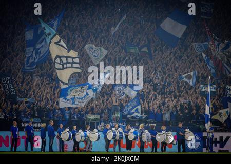 Schalker Fans feiern ihre Mannschaft FC Schalke 04 - VfL Bochum 10.09.2022, Fussball; Saison 2022/23 Foto: Moritz Müller Copyright (nur für journali Stockfoto