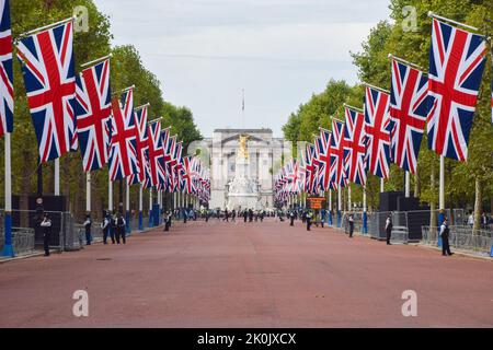 London, Großbritannien. 12. September 2022. Union Jacks wurden vor der Beerdigung der Königin am 19.. September entlang der Mall installiert. Kredit: Vuk Valcic/Alamy Live Nachrichten Stockfoto