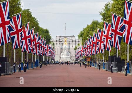 London, Großbritannien. 12. September 2022. Union Jacks wurden vor der Beerdigung der Königin am 19.. September entlang der Mall installiert. Kredit: Vuk Valcic/Alamy Live Nachrichten Stockfoto