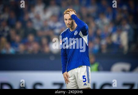 Sepp van den Berg (S04) FC Schalke 04 - VfL Bochum 10.09.2022, Fussball; Saison 2022/23 Foto: Moritz Müller Copyright (nur für journalistische Zweck Stockfoto