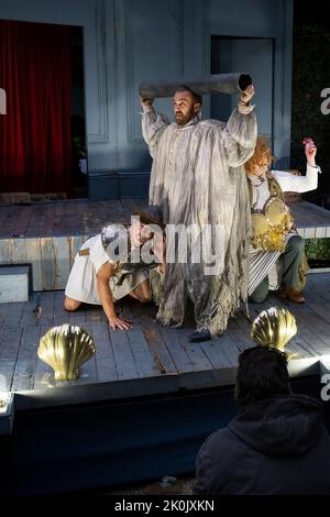 Eine Aufführung Von A Midsummer Night's Dream von der Duke's Theatre Company im Trebah Garden Amphitheater in Cornwall in Großbritannien. Stockfoto