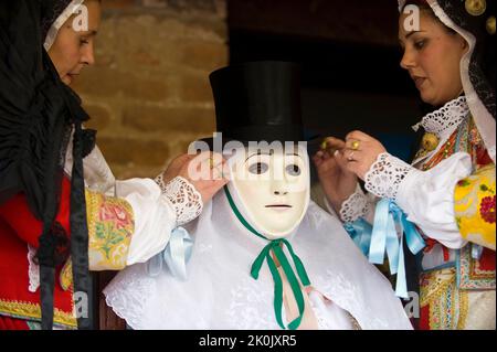 Ritual der Su Composidori dressing, Sartiglia fest, Oristano, Sardinien, Italien, Europa Stockfoto