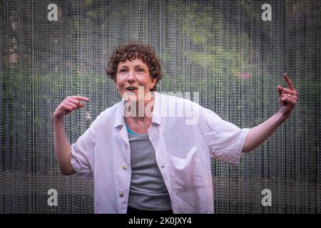 SCHWIMMEN. Eine von Liz Richardson geschriebene und performte Einfrau-Performance im Trebah Garden Amphitheatre in Cornwall, Großbritannien. Stockfoto