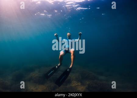 07. August 2021. Varna, Bulgarien. Männer Freitaucher mit Flossen auf tief im transparenten Meer Stockfoto