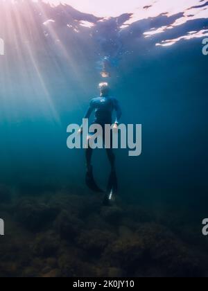 07. August 2021. Varna, Bulgarien. Männer Freitaucher mit Flossen in blauem Meer. Freitauchend unter Wasser in transparentem Meer Stockfoto