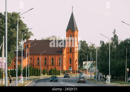 Zhlobin, Weißrussland. Die Katholische Kirche Der Gottesmutter Befindet Sich Auf Dem Hügel, In Der Nähe Der Ufer Des Dnepr. Neugotisches rotes Ziegelgebäude. Hauptattraktion ist Bell T Stockfoto