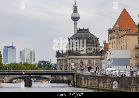 Blick von der Spree auf den Fernsehturm und das Stadtbild in Berlin Stockfoto