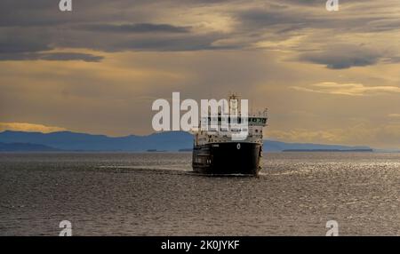 Caledonian MacBrayne Schiff 'Clansman' bei Ankunft in Arinagour, Insel Coll, Schottland Stockfoto