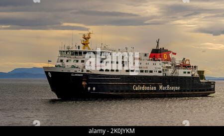 Caledonian MacBrayne Schiff 'Clansman' bei Ankunft in Arinagour, Insel Coll, Schottland Stockfoto