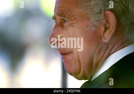 König Charles III verlässt das Clarence House, London, zur Westminster Hall, wo sich die beiden Houses of Parliament treffen werden, um ihr Beileid nach dem Tod von Königin Elizabeth II. Auszudrücken Bilddatum: Montag, 12. September 2022. Stockfoto