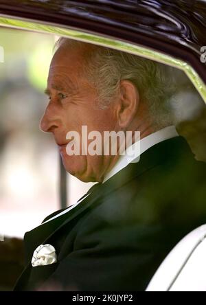 König Charles III verlässt das Clarence House, London, zur Westminster Hall, wo sich die beiden Houses of Parliament treffen werden, um ihr Beileid nach dem Tod von Königin Elizabeth II. Auszudrücken Bilddatum: Montag, 12. September 2022. Stockfoto