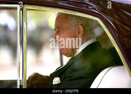 König Charles III verlässt das Clarence House, London, zur Westminster Hall, wo sich die beiden Houses of Parliament treffen werden, um ihr Beileid nach dem Tod von Königin Elizabeth II. Auszudrücken Bilddatum: Montag, 12. September 2022. Stockfoto