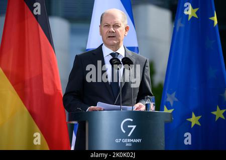 Berlin, Deutschland. 12. September 2022. Bundeskanzler Olaf Scholz (SPD) spricht auf einer Pressekonferenz mit dem Ministerpräsidenten Israels, Lapid, nach ihrem Gespräch im Garten der Kanzlei. Quelle: Bernd von Jutrczenka/dpa/Alamy Live News Stockfoto