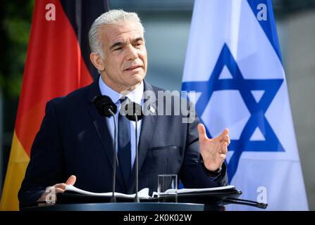 Berlin, Deutschland. 12. September 2022. Der israelische Premierminister Jair Lapid spricht nach einem Gespräch im Garten des Kanzleramtes auf einer Pressekonferenz mit Kanzler Scholz. Quelle: Bernd von Jutrczenka/dpa/Alamy Live News Stockfoto