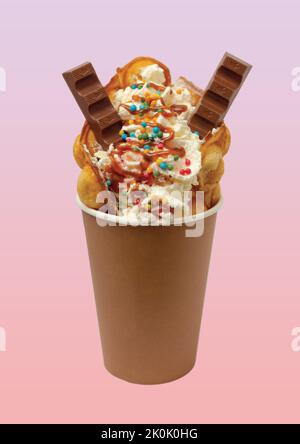 Blasenwaffel mit Schlagsahne, Eis, Süßigkeiten und Schokolade Stockfoto