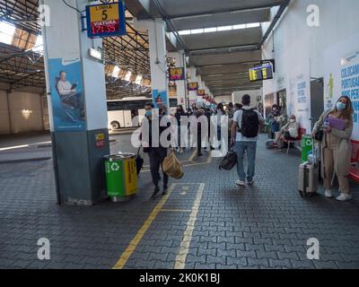 Lissabon, Portugal, 24. Oktober 2021: Passagiere warten auf den Bus auf dem Bahnsteig des Busbahnhofs Sete Rios in Lissabon Stockfoto