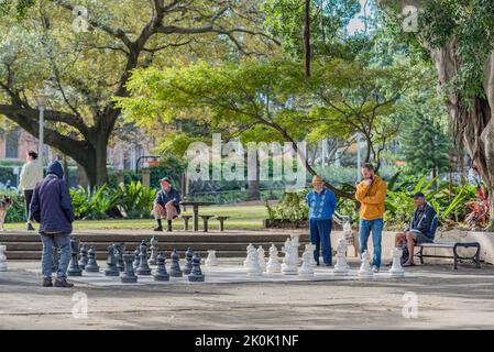 Das riesige Schachspiel im Hyde Park in Sydney wurde 1983 als Teil der Nagoya Gardens gegründet, als Sydney (Aust) und Nagoya Partnerstädte wurden Stockfoto