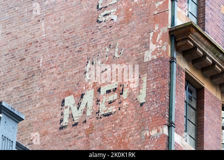 Detail eines alten handgemalten Schildes aus den 1950er Jahren an der Außenseite eines mehrstöckigen Backsteingebäudes in der Pitt Street, Sydney, Australien Stockfoto