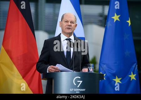 Berlin, Deutschland. 12. September 2022. Bundeskanzler Olaf Scholz (SPD) spricht auf einer Pressekonferenz mit dem Ministerpräsidenten Israels, Lapid, nach ihrem Gespräch im Garten der Kanzlei. Quelle: Bernd von Jutrczenka/dpa/Alamy Live News Stockfoto