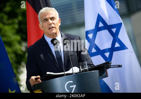 Berlin, Deutschland. 12. September 2022. Der israelische Premierminister Jair Lapid spricht nach einem Gespräch im Garten des Kanzleramtes auf einer Pressekonferenz mit Kanzler Scholz. Quelle: Bernd von Jutrczenka/dpa/Alamy Live News Stockfoto