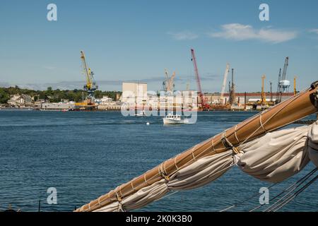 Portsmouth, NH, USA-7. September 2022: Auf dem Piscataqua River in Portsmouth, NH, USA, befindet sich der Portsmouth Naval Yard. Stockfoto