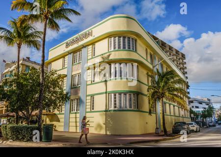 Miami Beach, FL, USA, 20. November 2021: Art déco-Hotels säumen den Ocean Boulevard im angesagten Viertel South Beach. Stockfoto