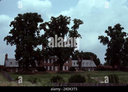 Williamsburg, VA. USA. 9/1993. Erbaut um 1755. Carters Grove-Planung war wirklich eine Grand Lady des kolonialen Virginia, das die Höhen des kolonialen Amerika des 17.. Jahrhunderts und die Verwüstungen der Zeit, der Natur und des Verfall des 21.. Jahrhunderts sehen sollte, die ihren Tribut fordern. Die Bilder, die Sie sehen, zeigen einige der Lebensstile eines der letzten Besitzer von Carter’s Grove um 1928, aufgenommen in den 1993…einer Zeit, in der ein Besucher einen Hauch von Reichtum von Carter’s Groves letztem Wohltäter genießen konnte. Carters Grove-Plantage schloss 2003 ihre Pforten für die öffentliche Besichtigung. Bauen Sie für Carter Burwell. Stockfoto