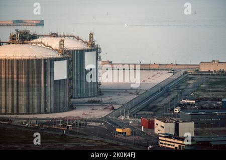 Luftaufnahme der Bodenumgebung am Frachthafen mit asphaltierten Straßen und Tanklagerung an sonnigen Tagen Stockfoto