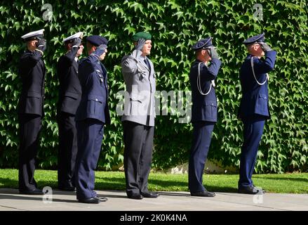 Berlin, Deutschland. 12. September 2022. Deutsche Soldaten grüßen mit militärischen Ehren vor dem Kanzleramt, während Bundeskanzler Scholz den israelischen Ministerpräsidenten Lapid zum Spielen der israelischen Nationalhymne willkommen heißt. Quelle: Bernd von Jutrczenka/dpa/Alamy Live News Stockfoto